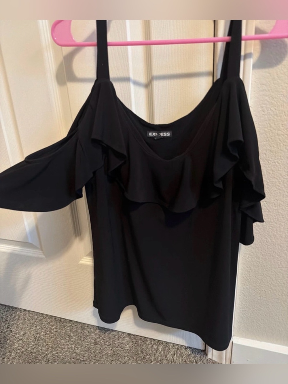 NWOT-medium cocktail party Y2K
Express Black Ruffle Cold-Shoulder stop